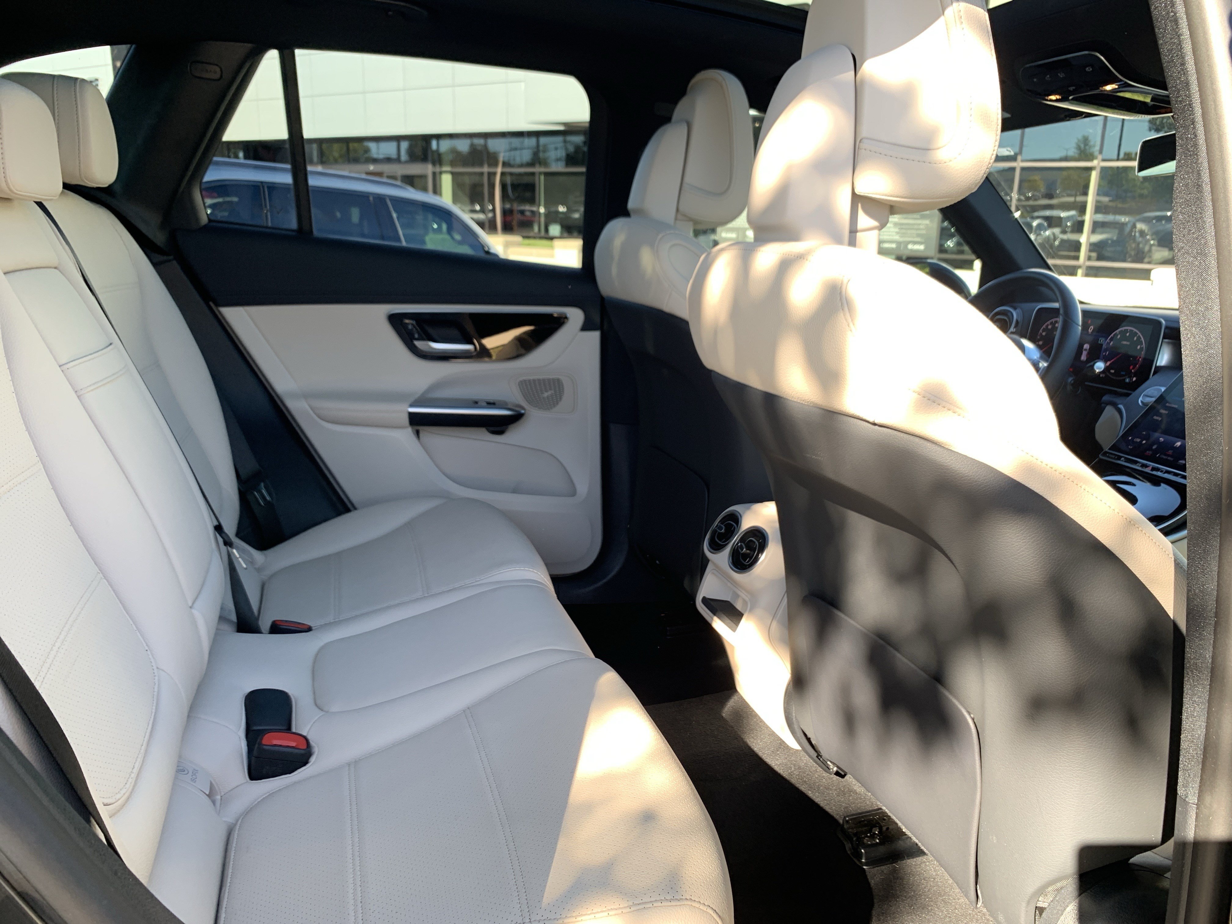 Used 2024 Mercedes-Benz GLC 300 image 33