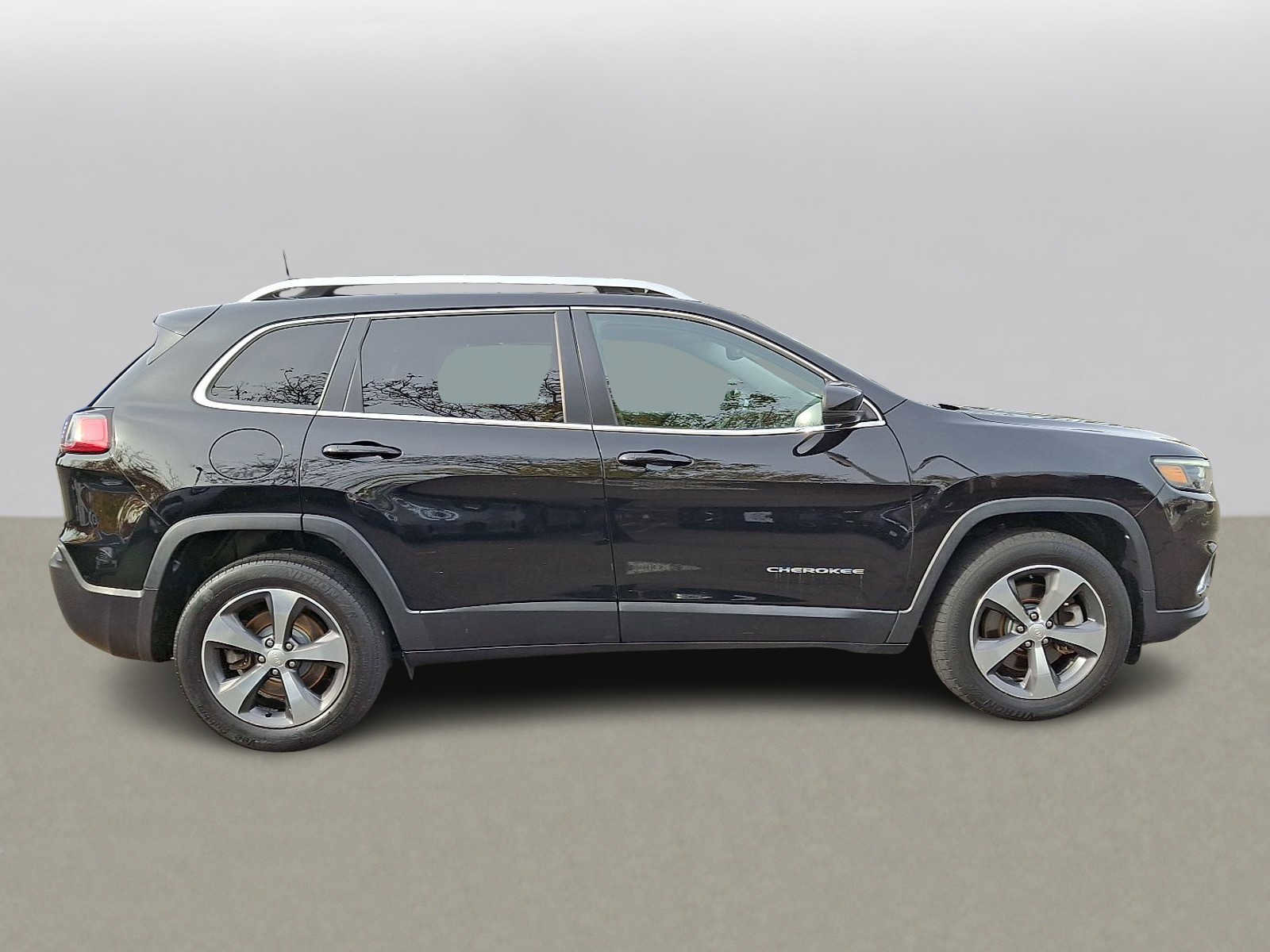 Used 2019 Jeep Cherokee Limited image 3
