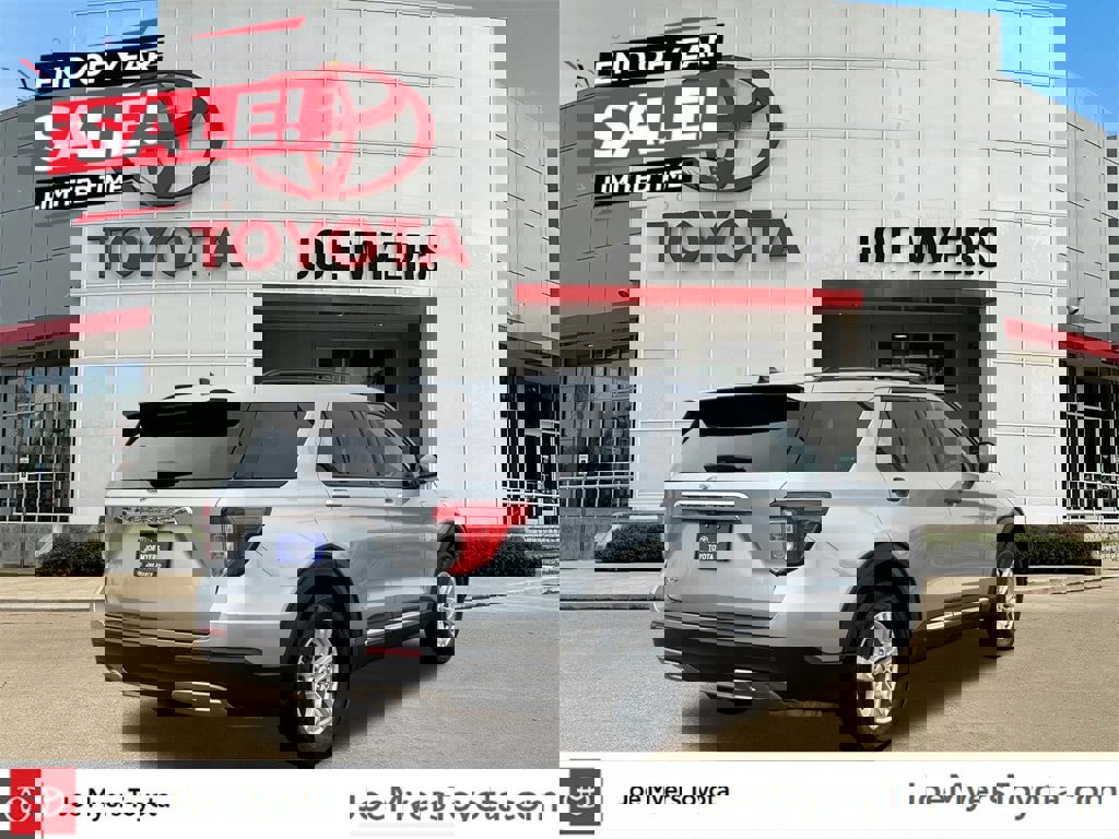 Used 2023 Ford Explorer XLT w/ Equipment Group 202A image 4