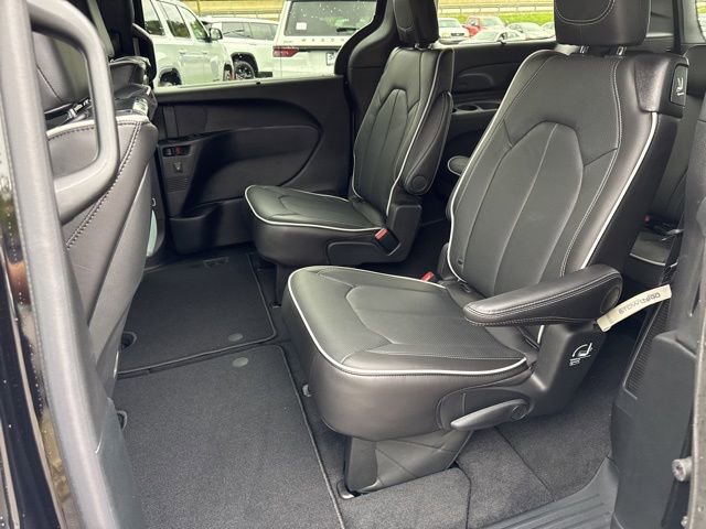New 2026 Chrysler Pacifica Limited w/ Uconnect Theater Family Group image 18
