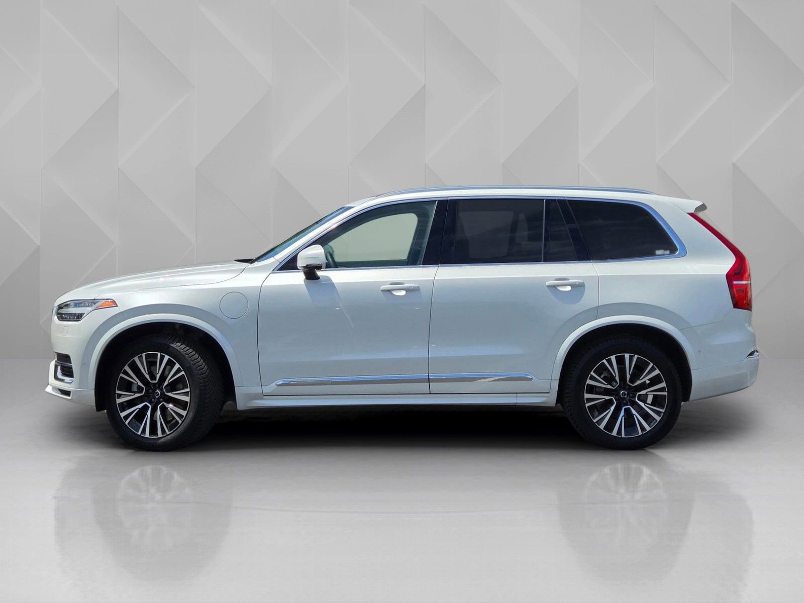 Certified 2023 Volvo XC90 T8 Plus AWD/4WD image 3