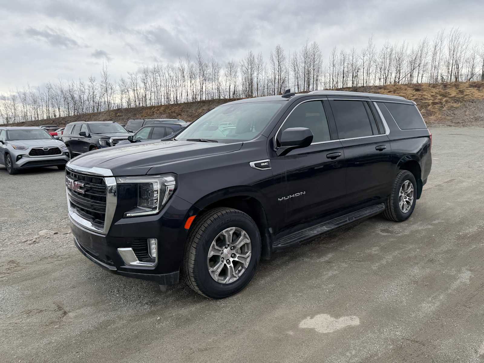 Used 2023 GMC Yukon XL SLE AWD/4WD image 3