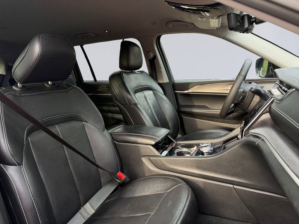 Used 2023 Jeep Grand Cherokee L Limited w/ Luxury Tech Group II image 18