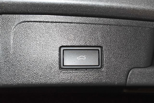 Used 2025 Volkswagen Atlas Cross Sport SE image 32