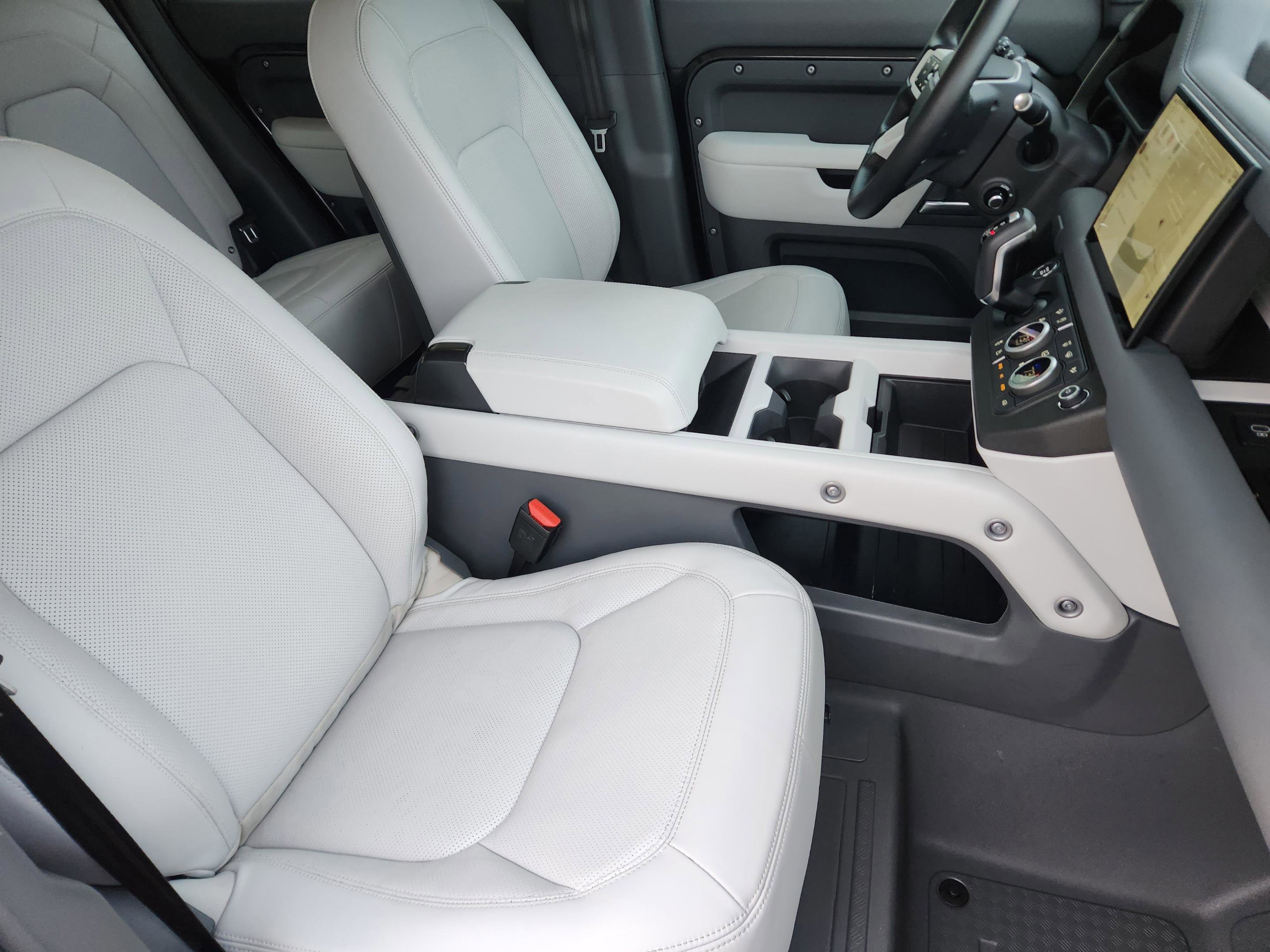 Certified 2025 Land Rover Defender 110 X-Dynamic SE AWD/4WD image 9