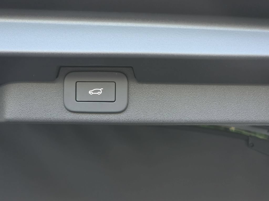 New 2026 Land Rover Discovery Limited Edition AWD/4WD image 13
