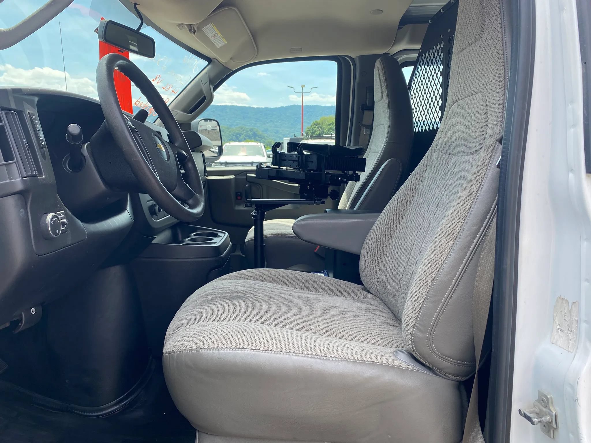 Used 2016 Chevrolet Express 2500 RWD image 9