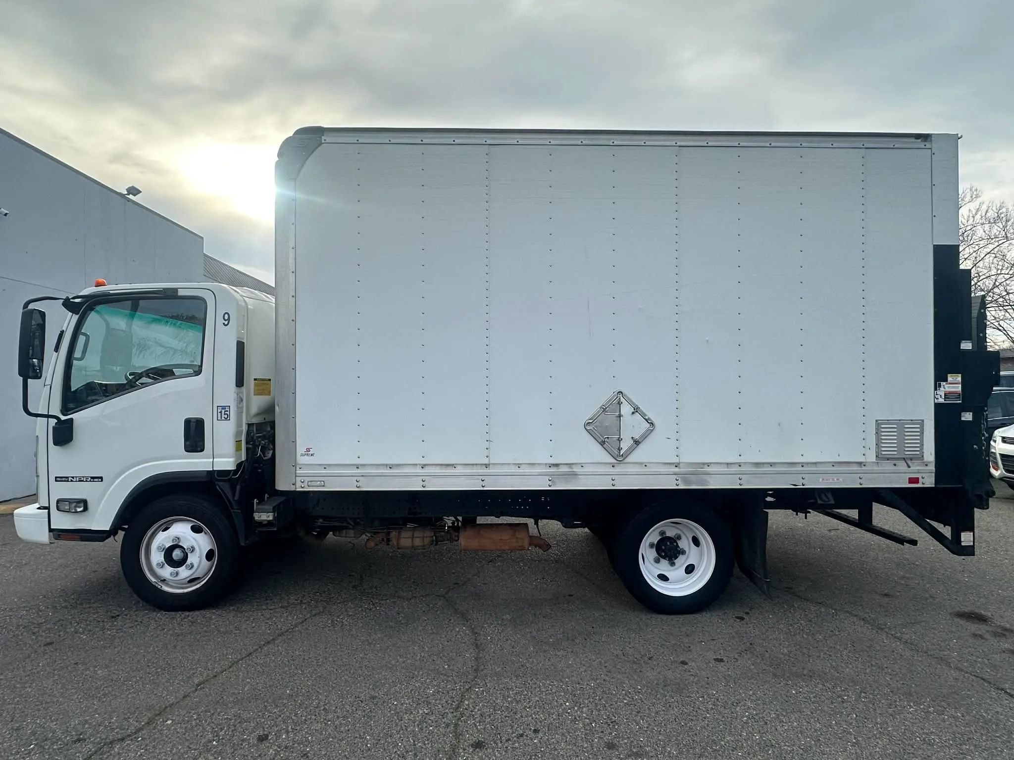 Used 2020 Isuzu NPR image 23