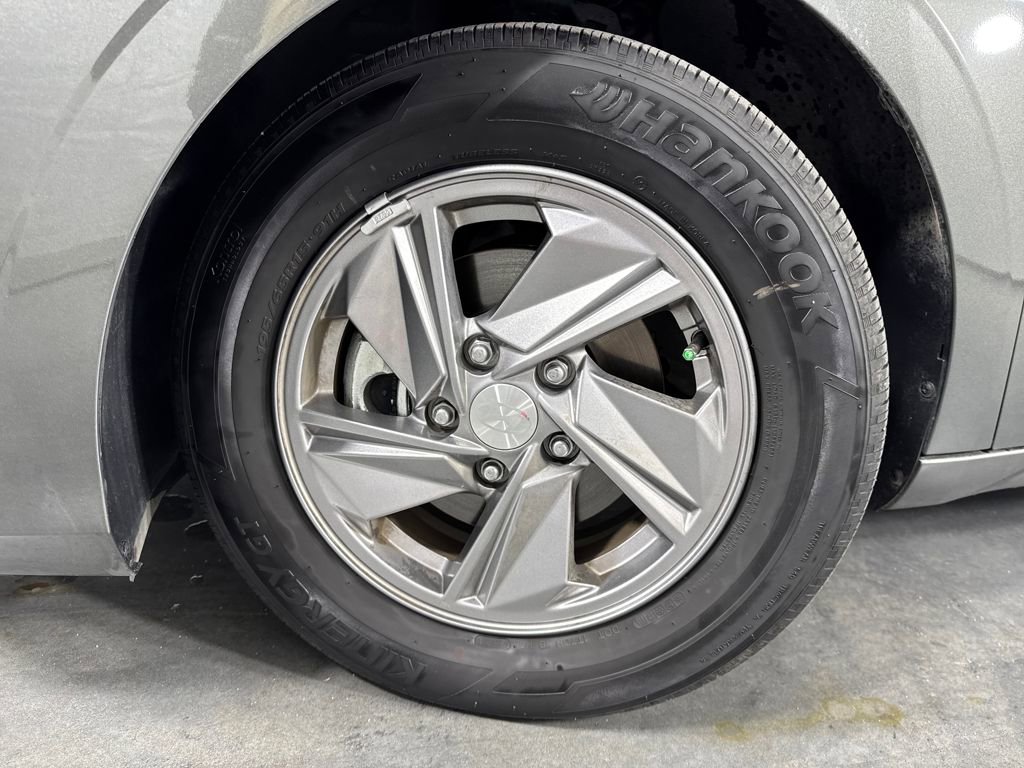 Certified 2025 Hyundai Elantra SE image 25
