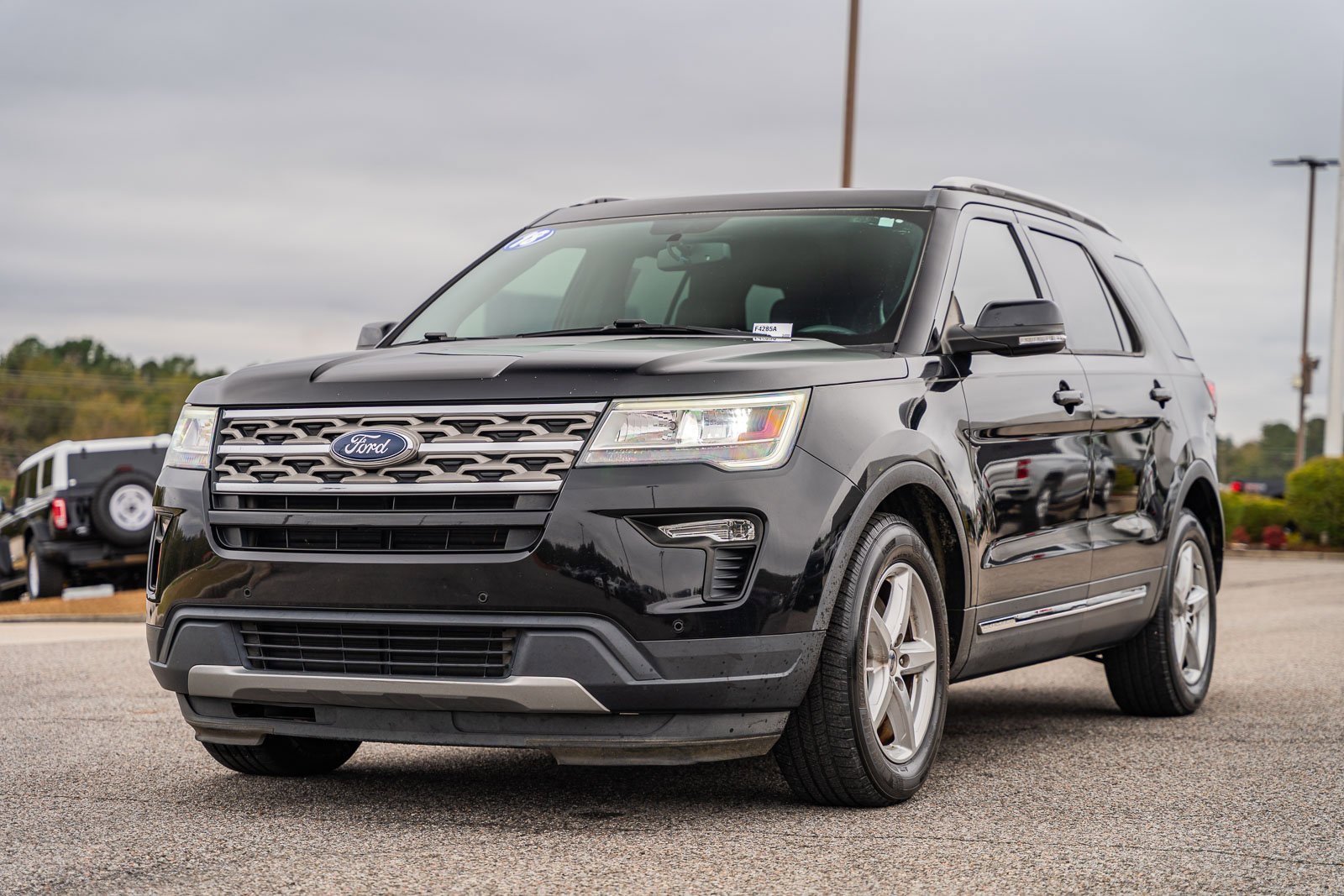 Certified 2018 Ford Explorer XLT w/ Equipment Group 202A image 3