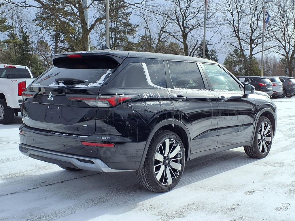 Used 2025 Mitsubishi Outlander SE image 5
