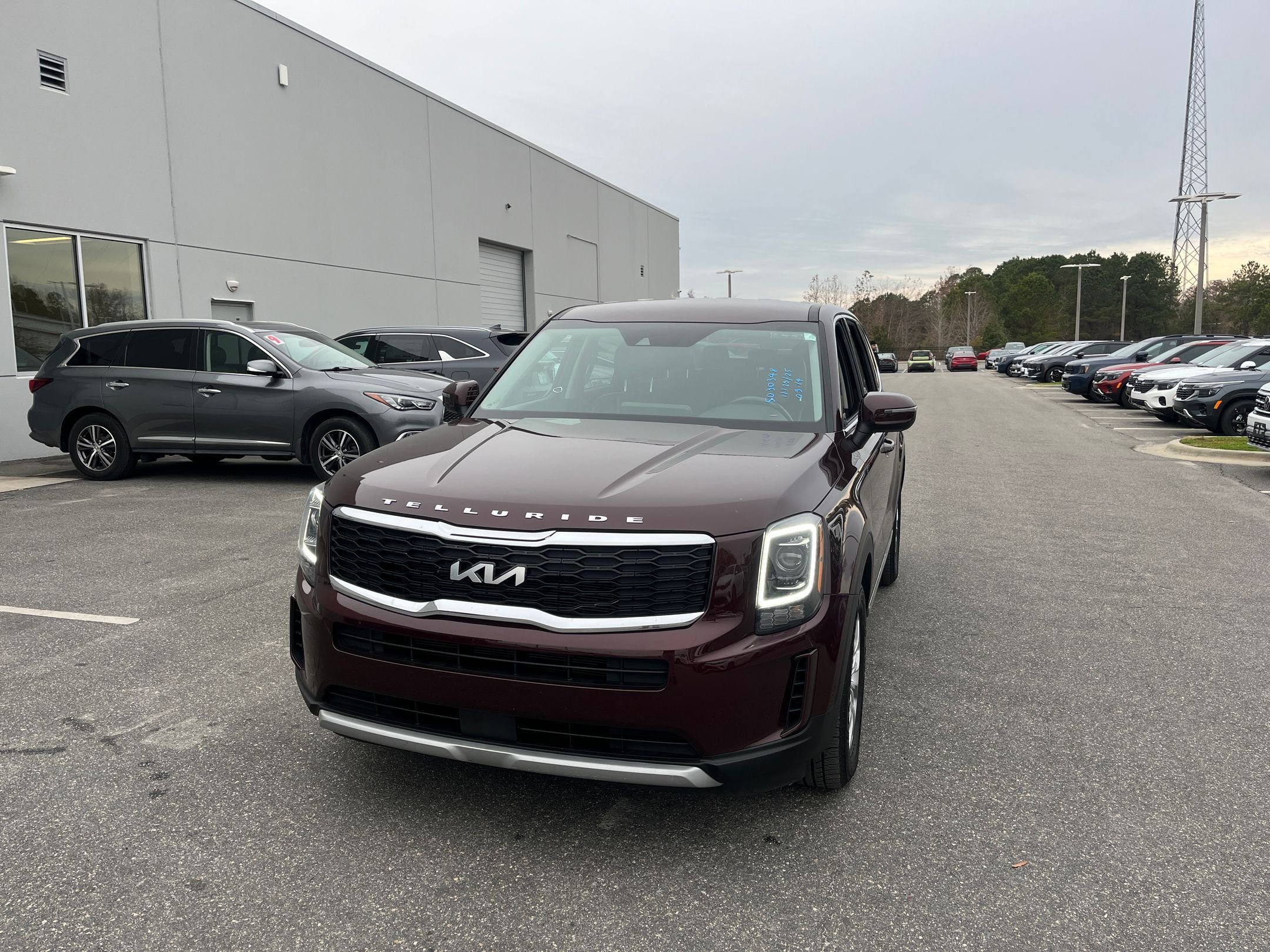Used 2022 Kia Telluride LX image 2