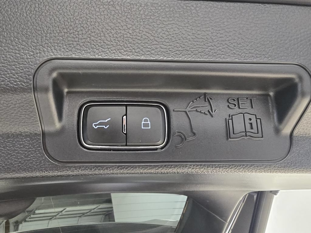 Used 2021 Ford Explorer XLT w/ Equipment Group 202A RWD image 10