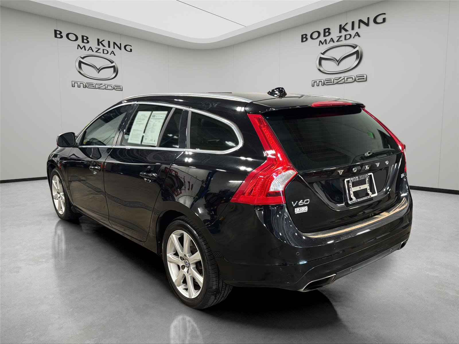 Used 2017 Volvo V60 T5 Premier w/ Convenience Package FWD image 3