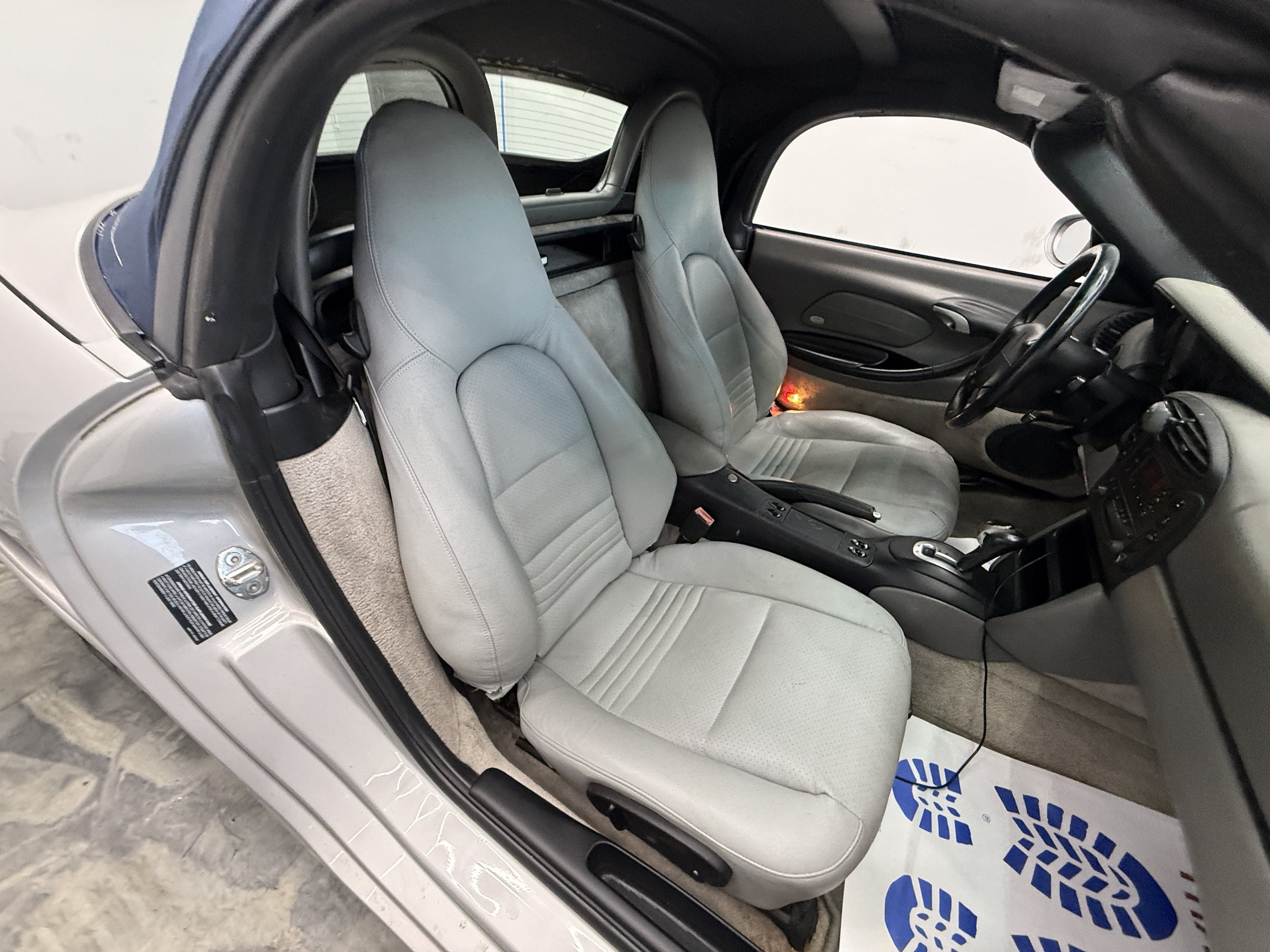 Used 2000 Porsche Boxster RWD image 12