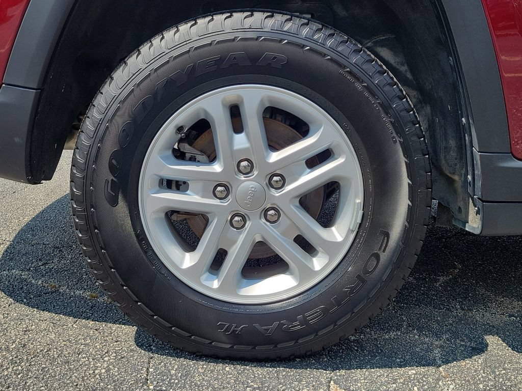 Certified 2025 Jeep Grand Cherokee Laredo AWD/4WD image 5