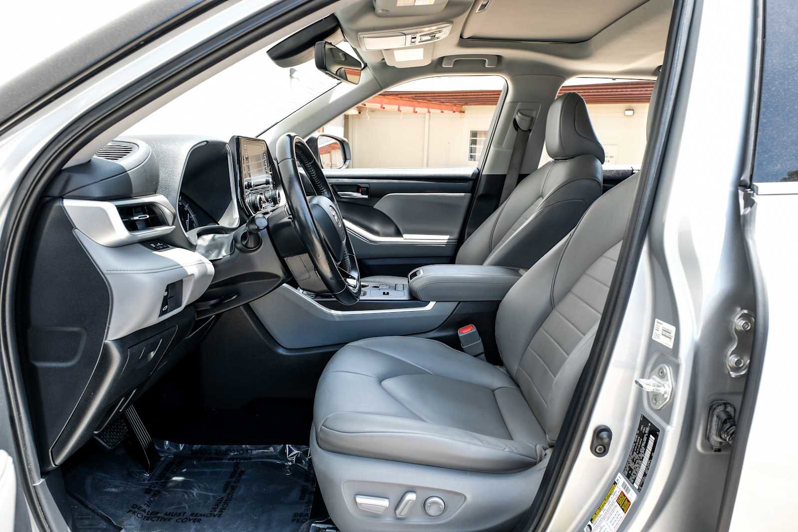 Used 2020 Toyota Highlander XLE FWD image 4