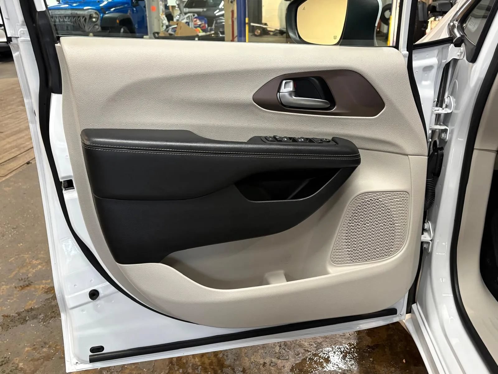 Used 2021 Chrysler Voyager Lxi FWD image 29