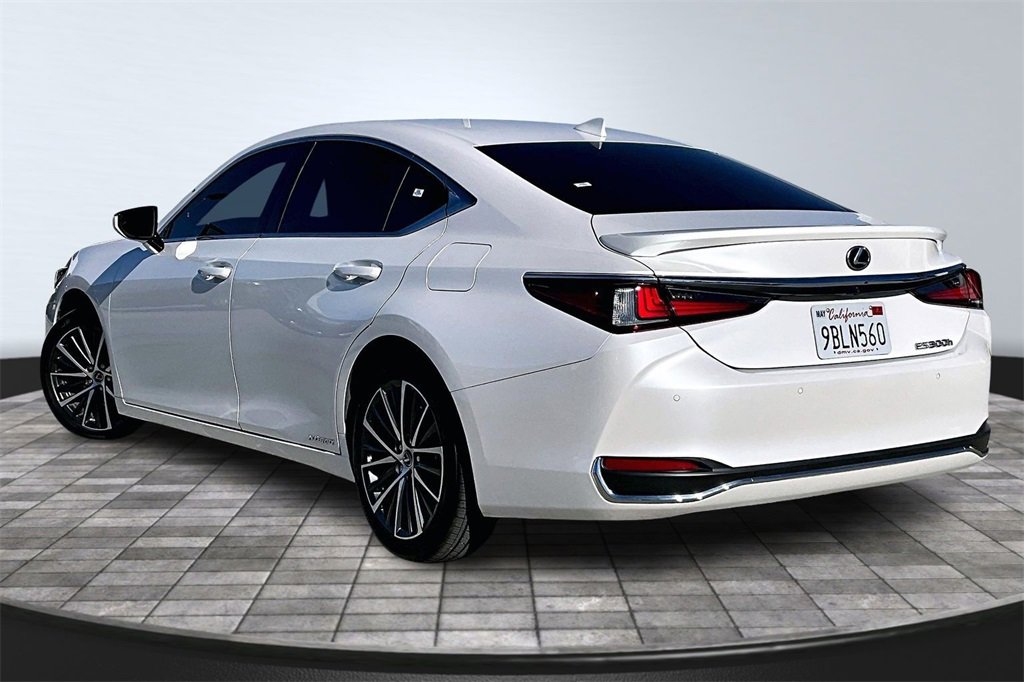 Used 2022 Lexus ES 300h w/ Premium Package image 3