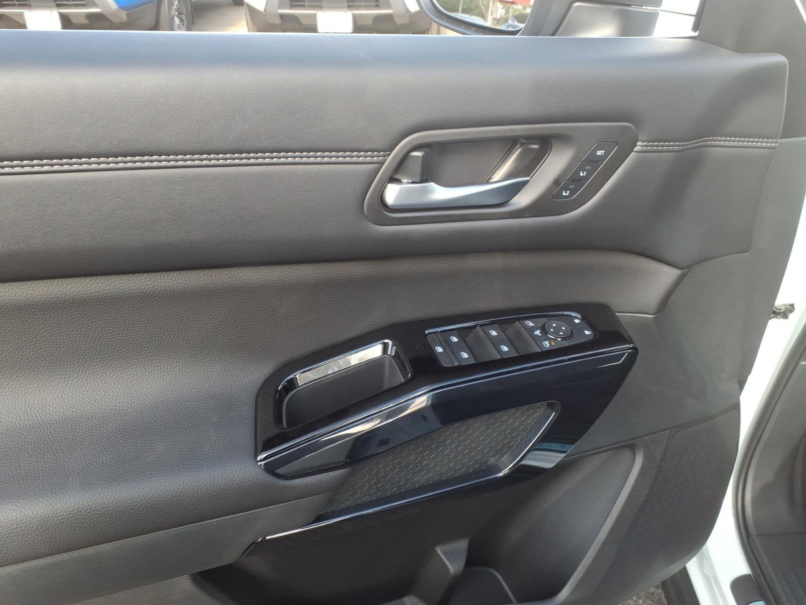 New 2026 Nissan Pathfinder Platinum FWD image 9