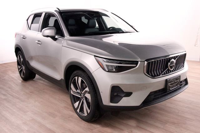Certified 2025 Volvo XC40 B5 Core w/ Climate Package AWD/4WD image 3