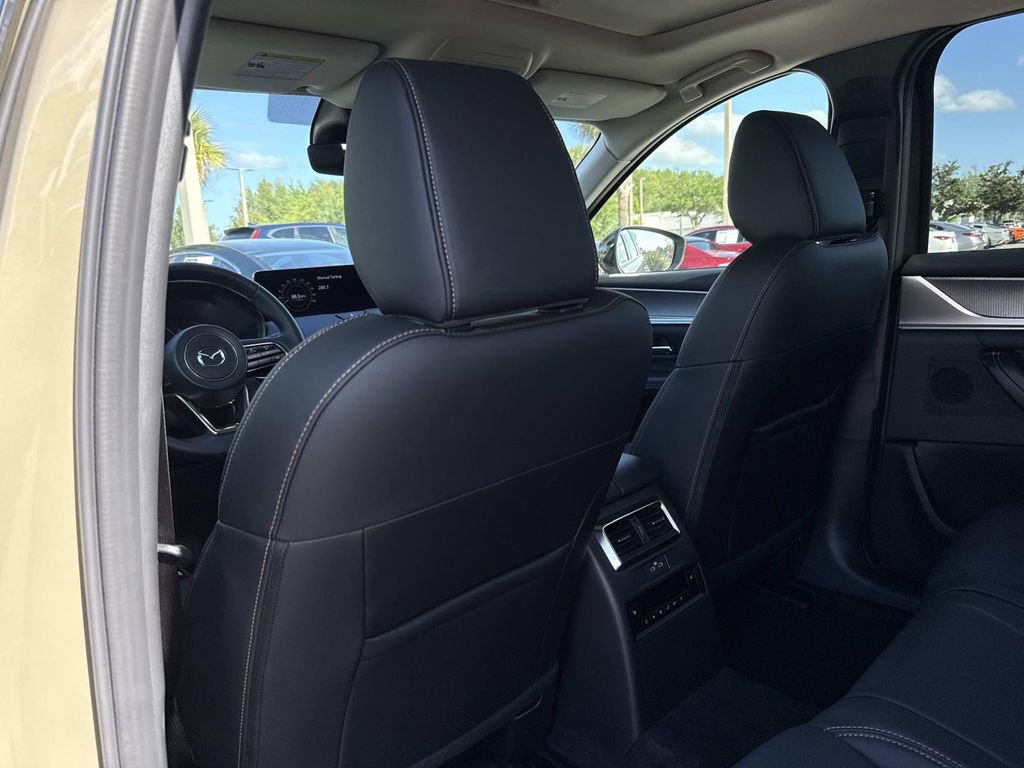 Certified 2026 MAZDA CX-70 3.3 Turbo w/ Preferred Package image 18