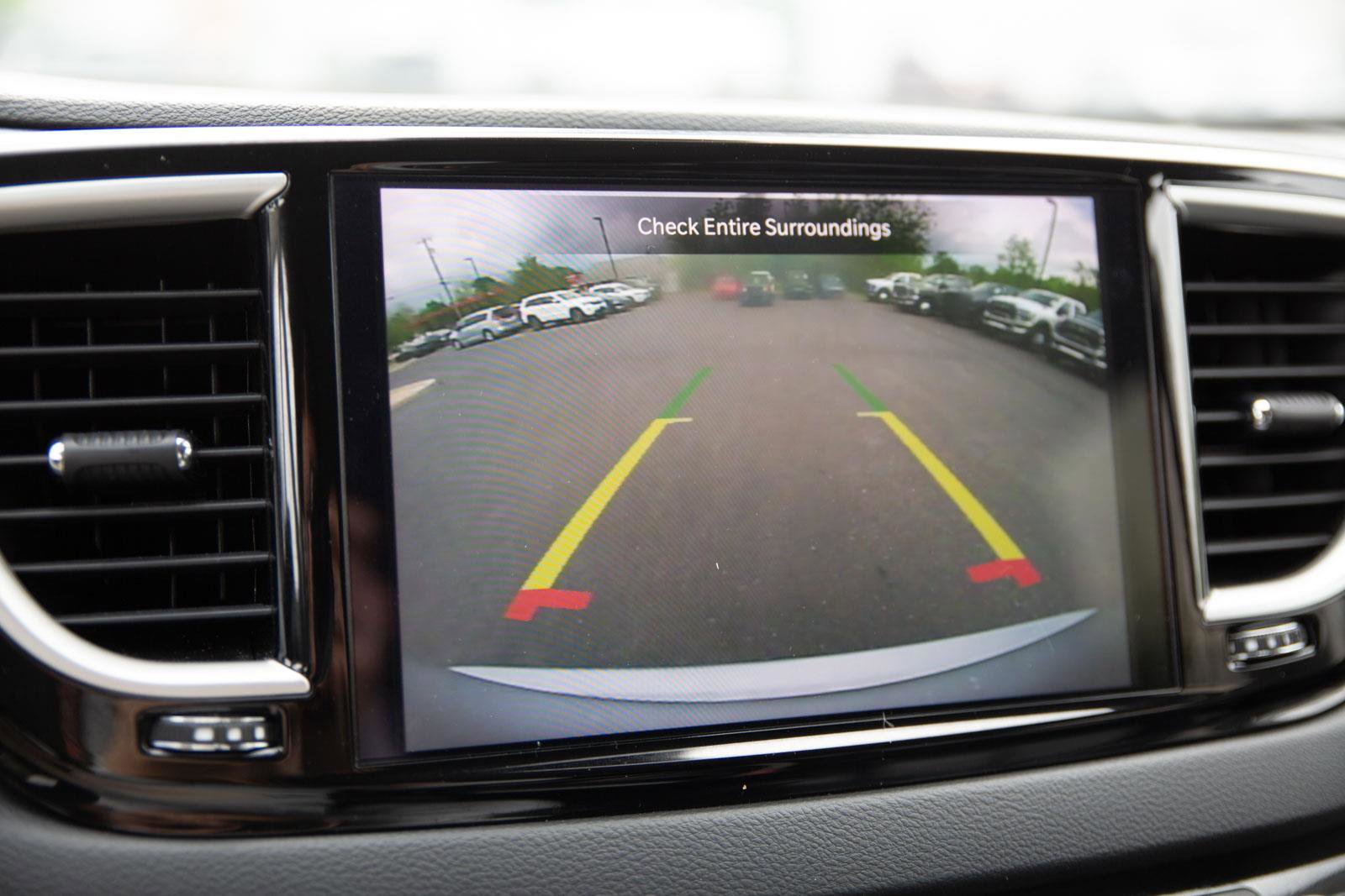 Used 2024 Chrysler Pacifica Touring-L FWD image 17