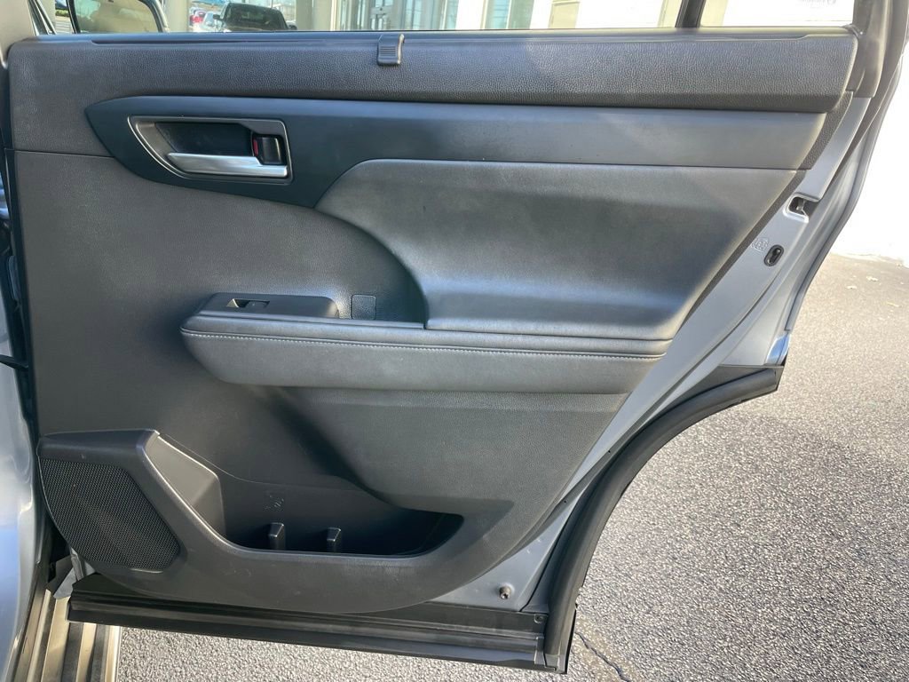 Used 2022 Toyota Highlander XLE image 35