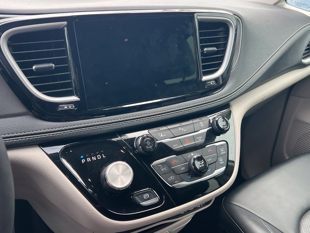 Used 2024 Chrysler Pacifica Limited FWD image 19
