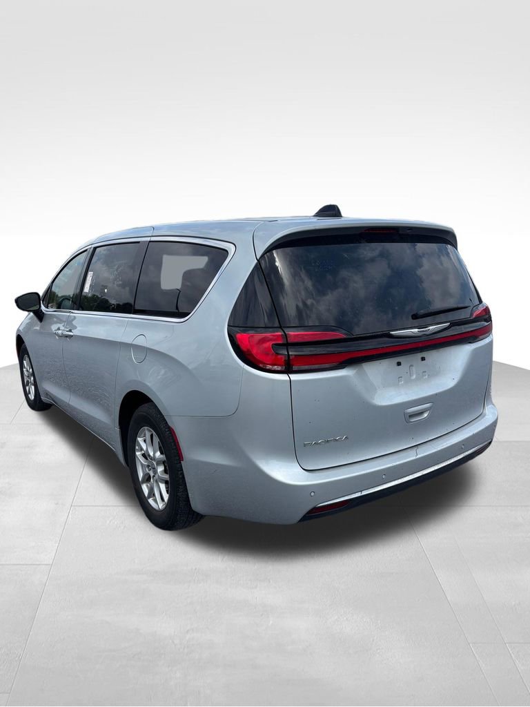 Used 2024 Chrysler Pacifica Touring-L FWD image 5