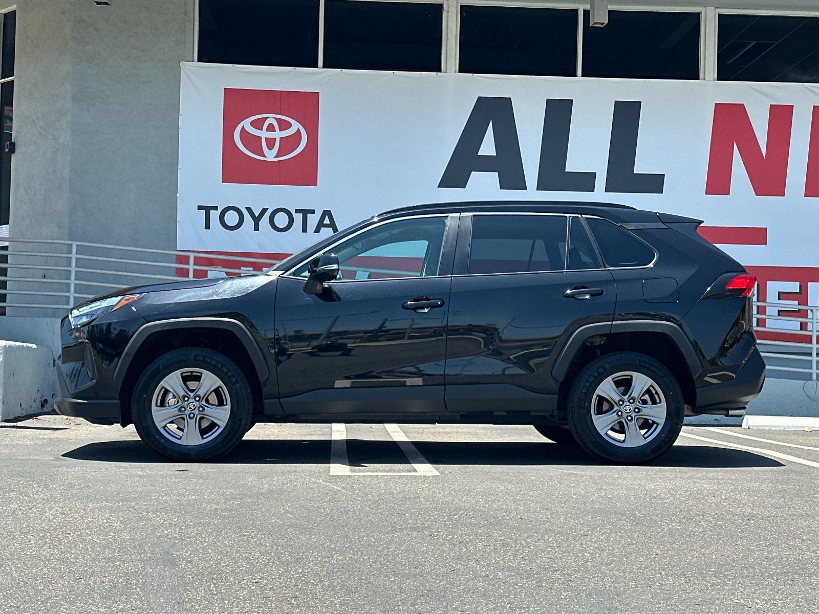 Used 2024 Toyota RAV4 XLE FWD image 2