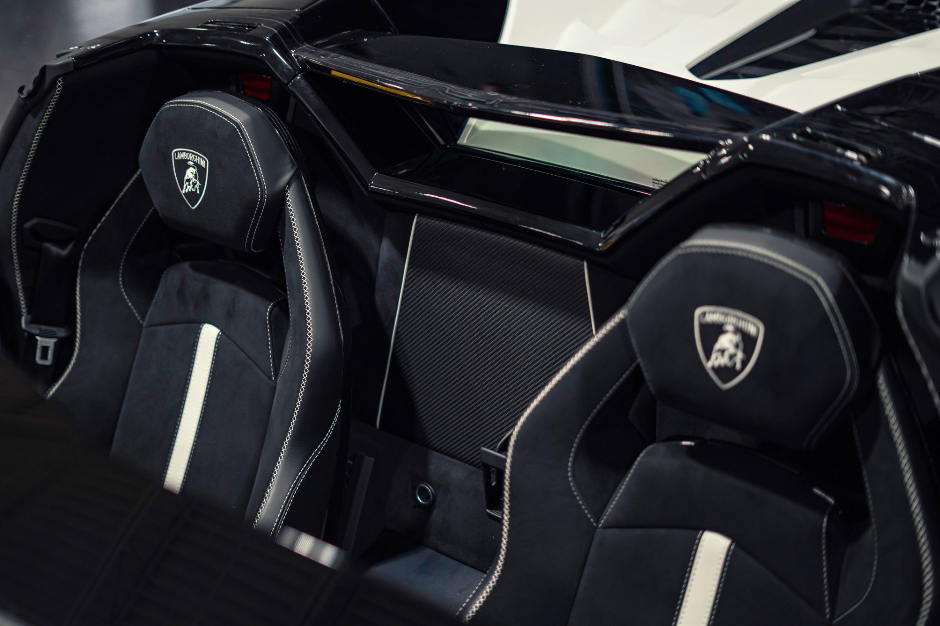 Used 2020 Lamborghini Aventador SVJ AWD/4WD image 18