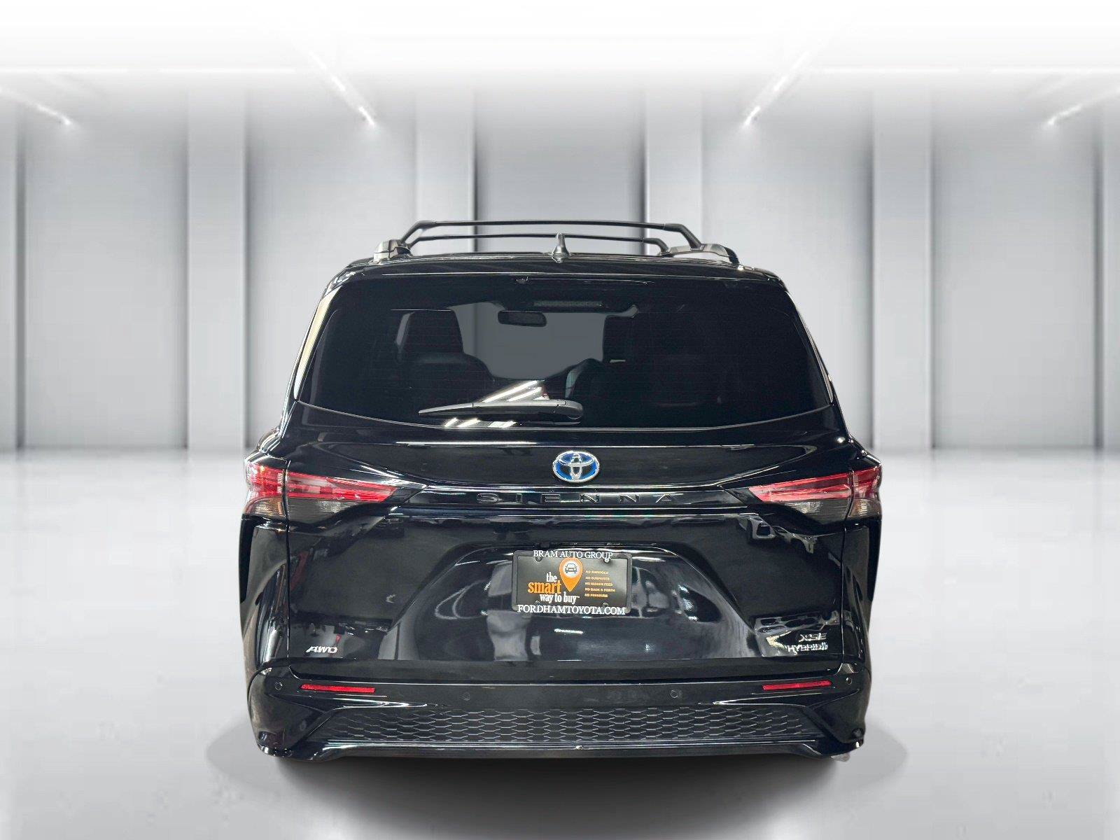 Used 2023 Toyota Sienna XSE AWD/4WD image 6