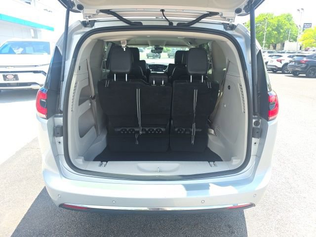 Used 2023 Chrysler Pacifica Touring-L FWD image 34