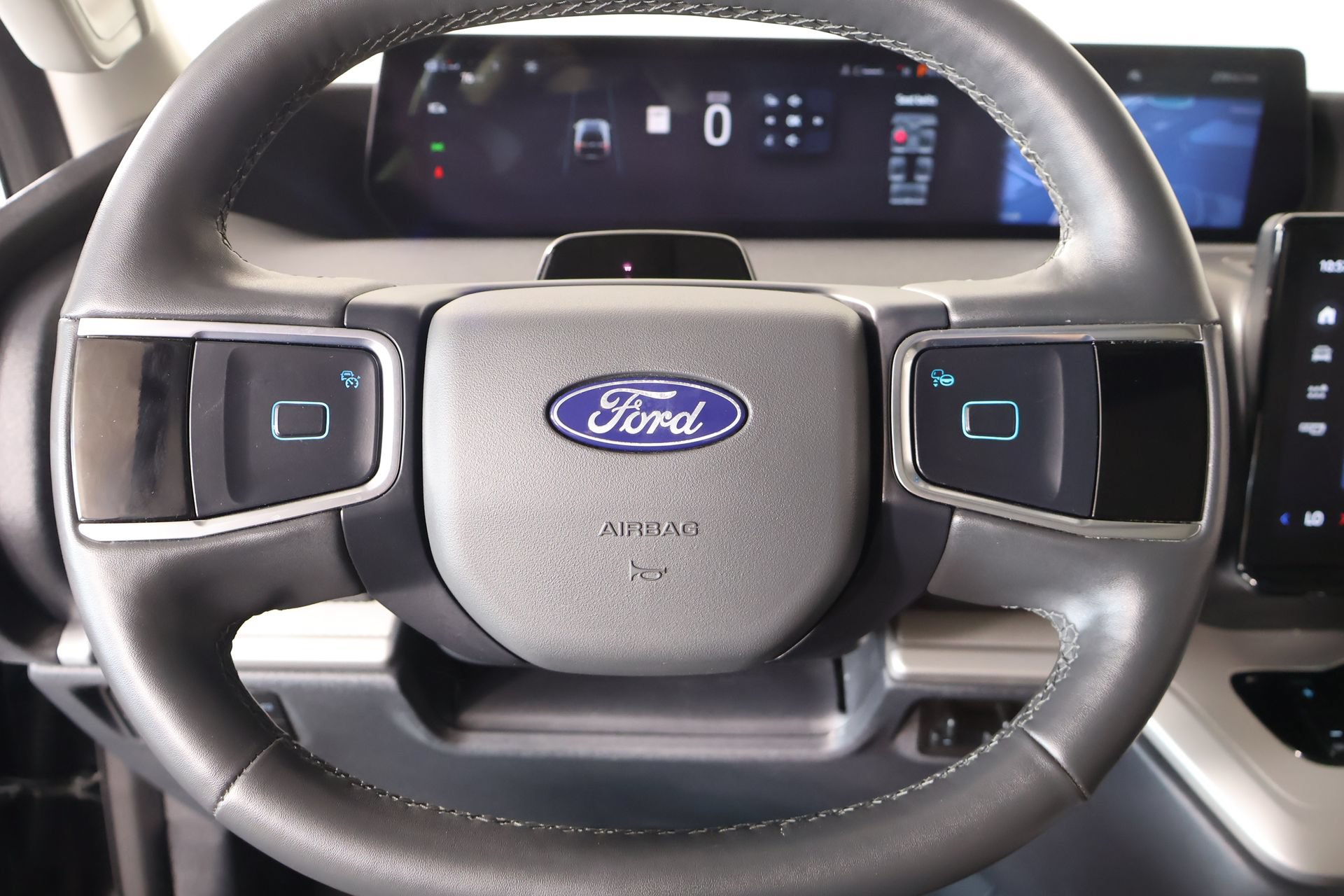 Used 2025 Ford Expedition Active AWD/4WD image 3