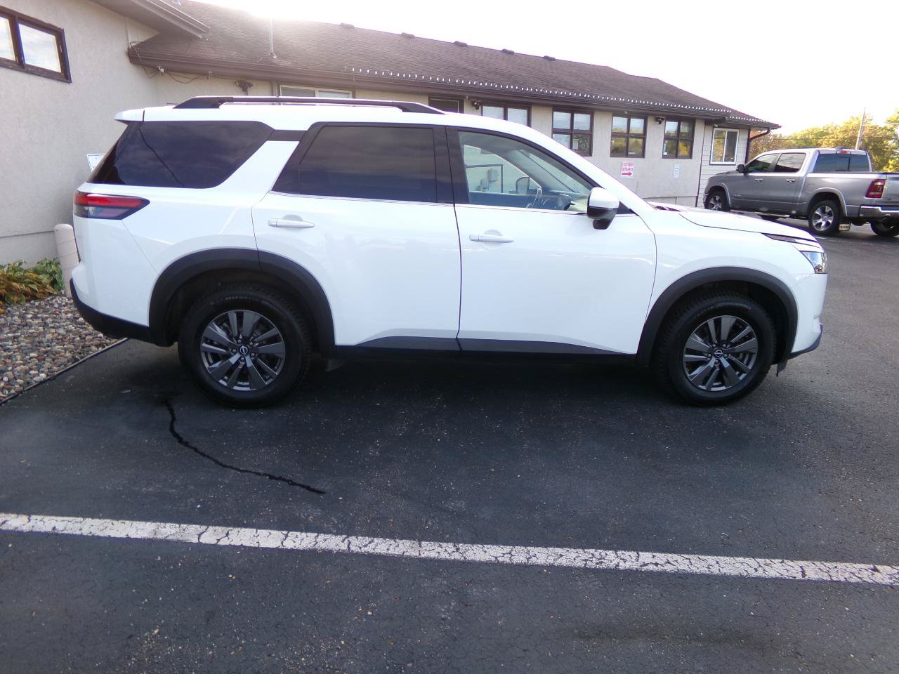 Used 2024 Nissan Pathfinder SV AWD/4WD image 2