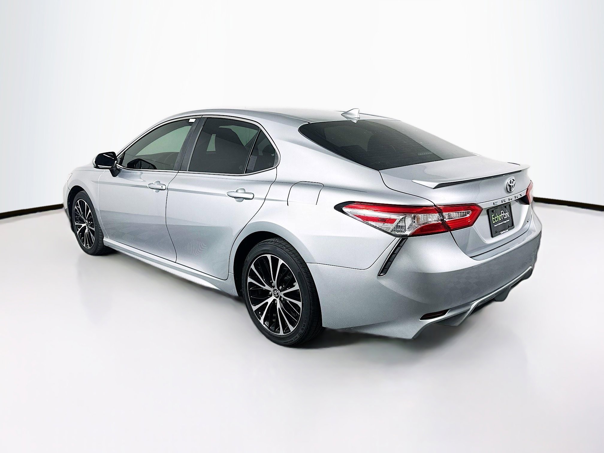Used 2020 Toyota Camry SE FWD image 5