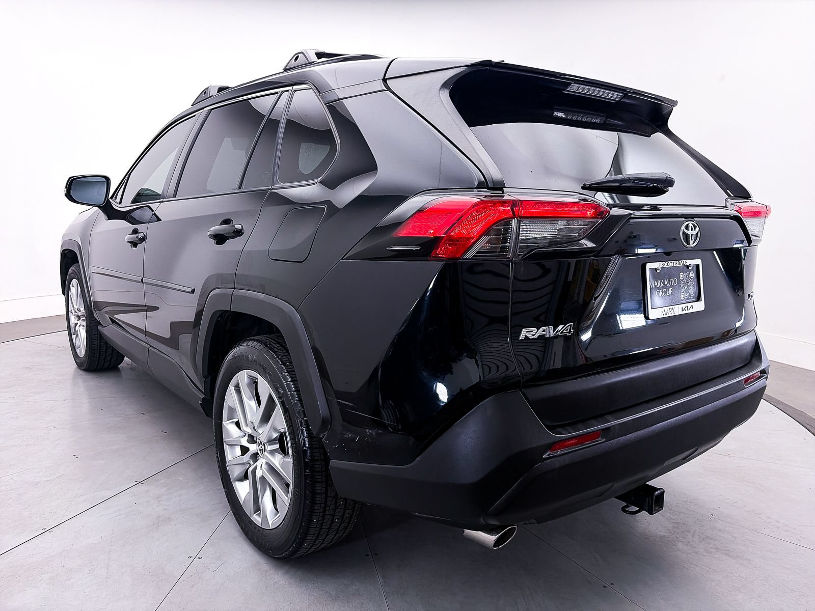 Used 2019 Toyota RAV4 XLE Premium w/ Carpet Mat Package FWD image 12