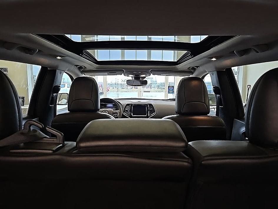 Used 2021 Jeep Cherokee Limited image 31