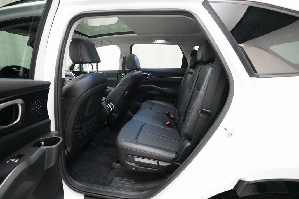 Certified 2022 Kia Sorento S w/ Panoramic Sunroof Package image 15