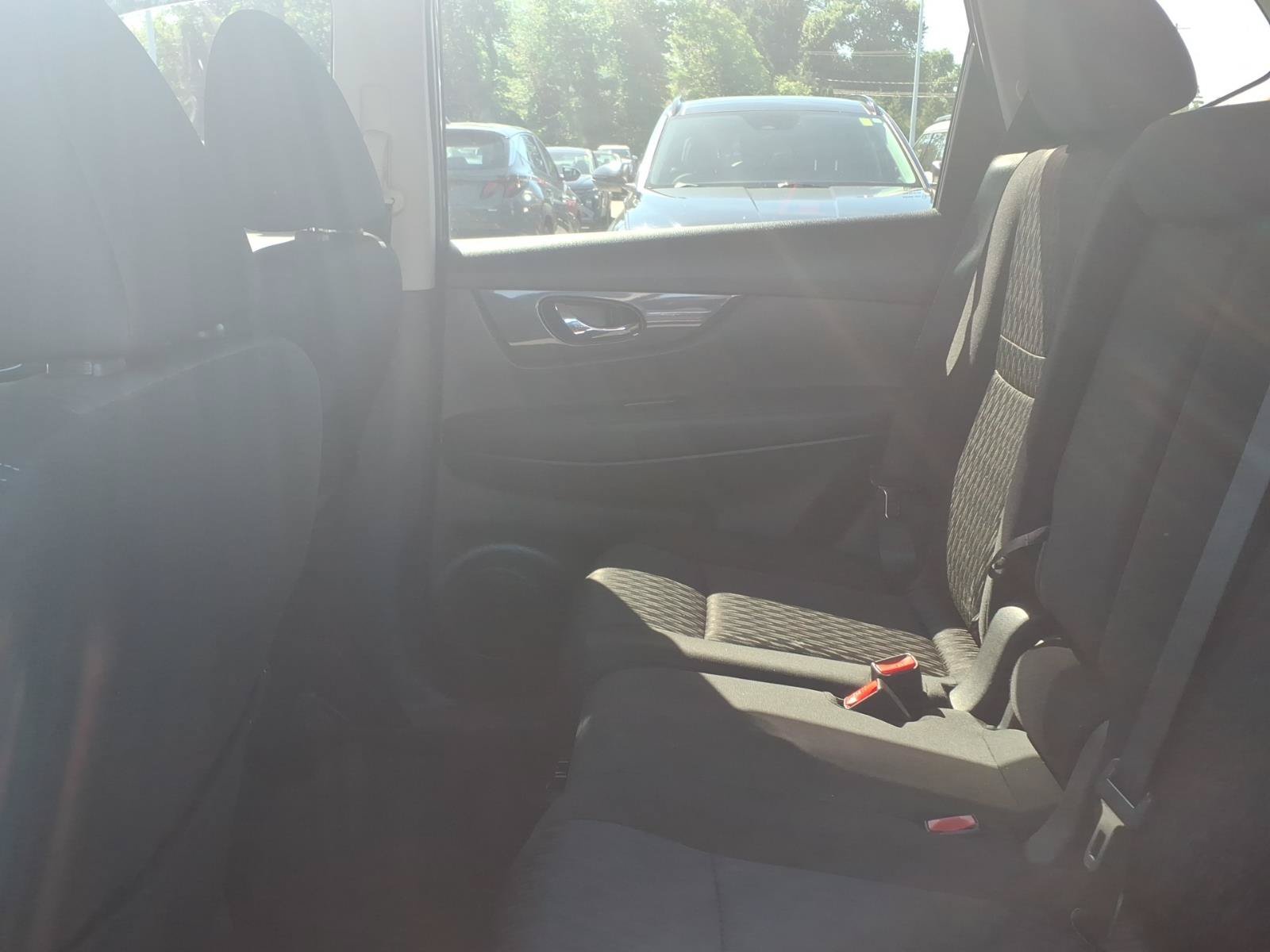Used 2018 Nissan Rogue SV AWD/4WD image 17