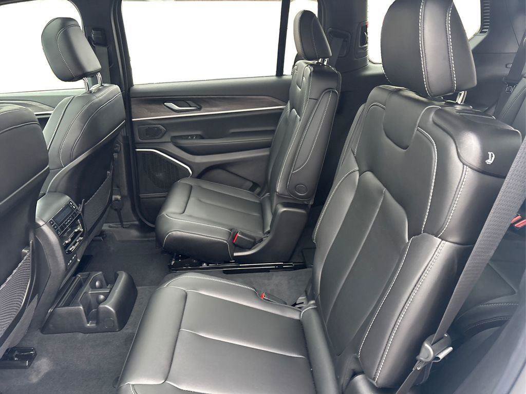 New 2026 Jeep Grand Cherokee L Limited w/ Limited Altitude Package AWD/4WD image 10