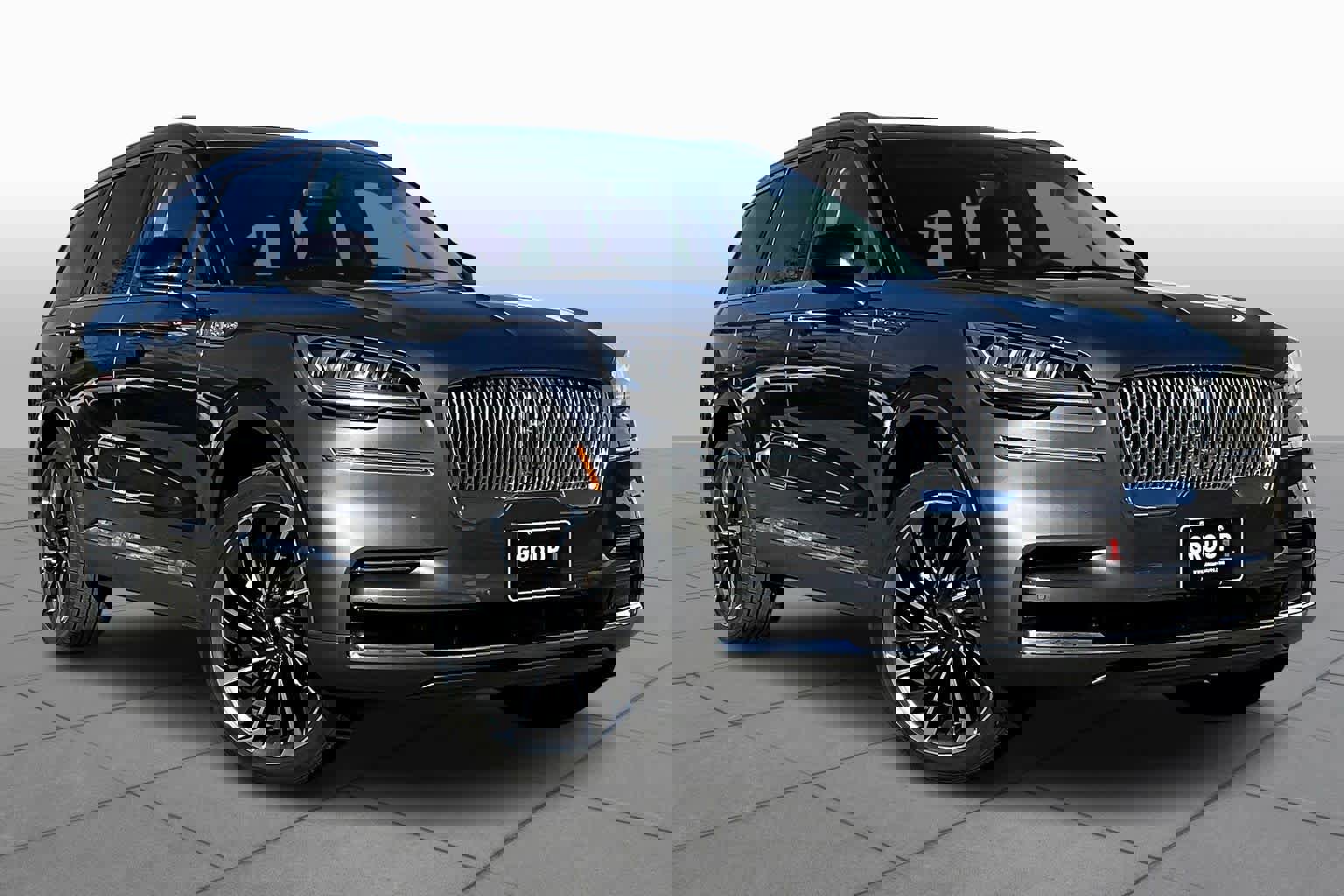 Used 2023 Lincoln Aviator Reserve w/ Equipment Group 201A image 2