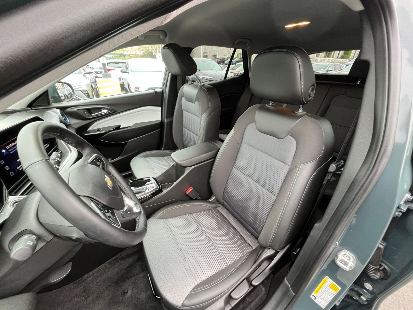 Used 2025 Chevrolet Trax LT w/ LT Convenience Package image 34