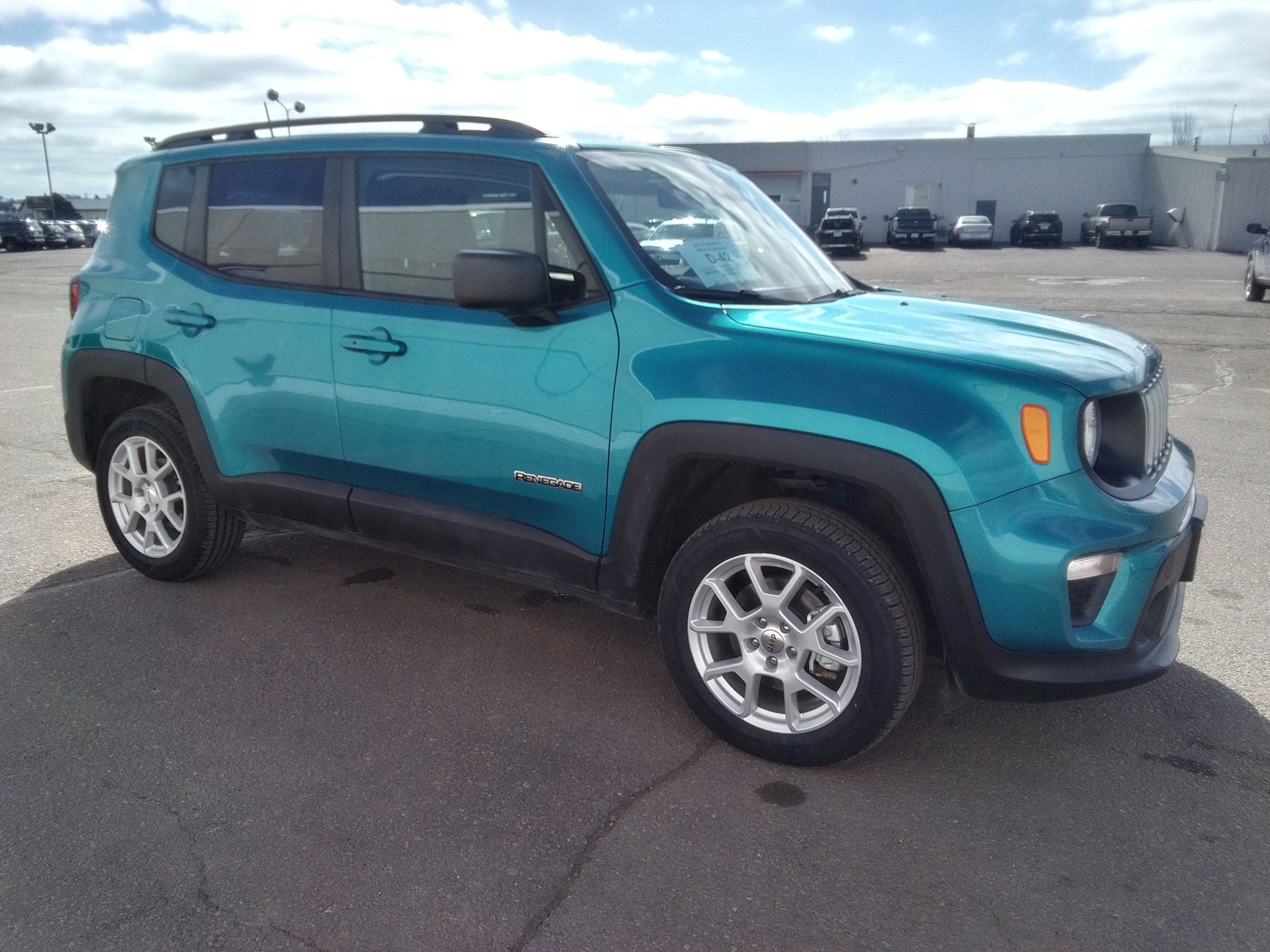Used 2022 Jeep Renegade Latitude w/ Convenience Group AWD/4WD image 4
