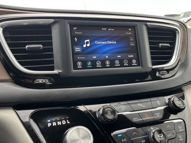 Used 2018 Chrysler Pacifica Touring-L image 44