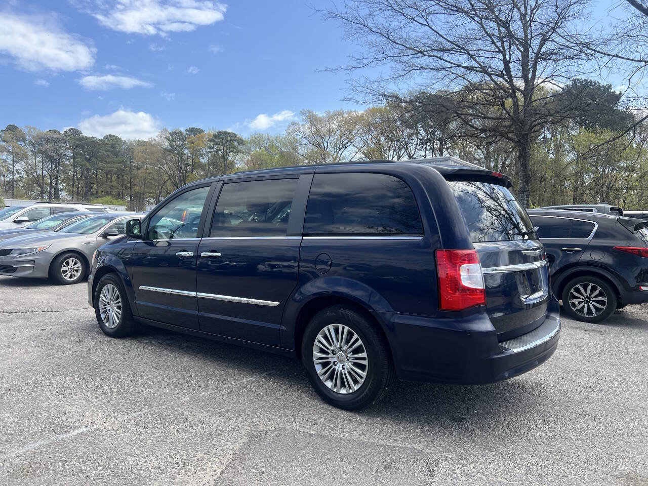 Used 2013 Chrysler Town & Country Touring-L w/ Entertainment Group #2 FWD image 11