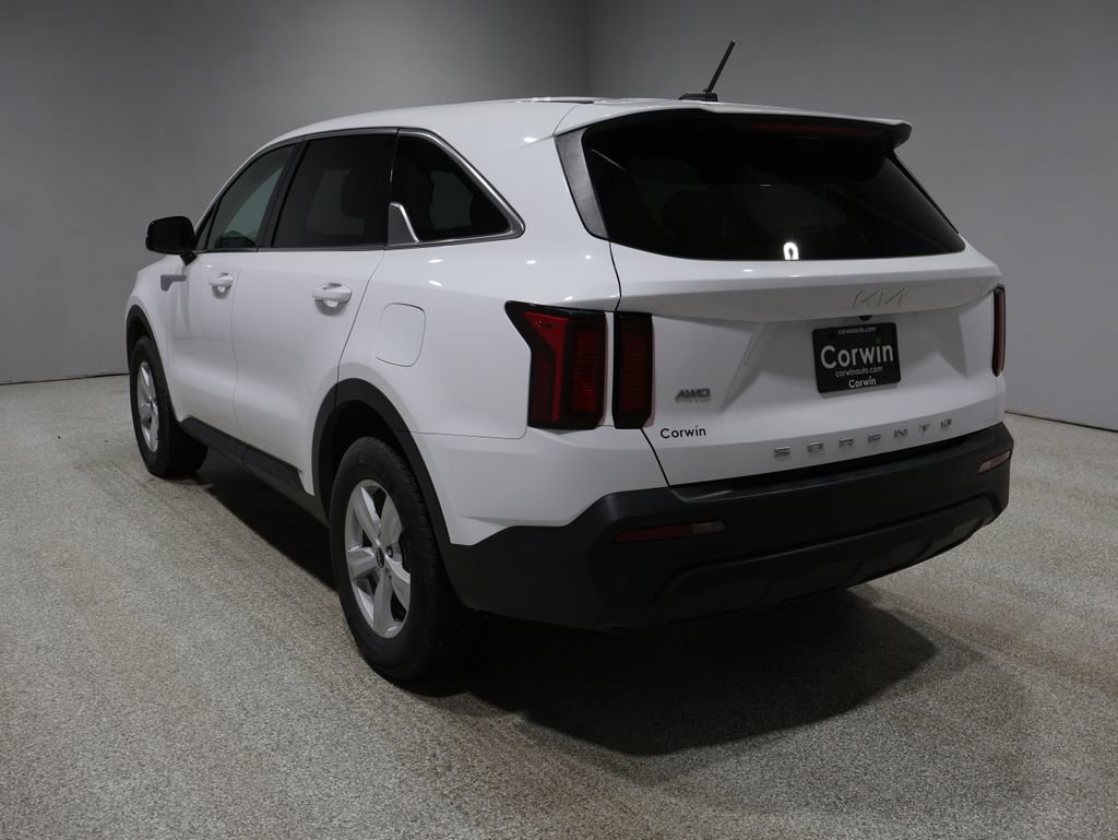 Used 2022 Kia Sorento LX image 5