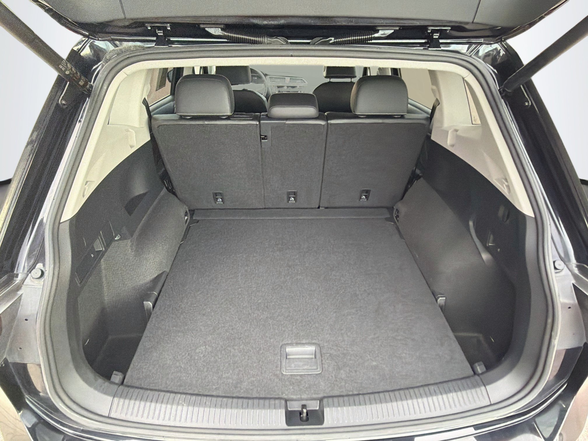 Used 2024 Volkswagen Tiguan SE AWD/4WD image 30