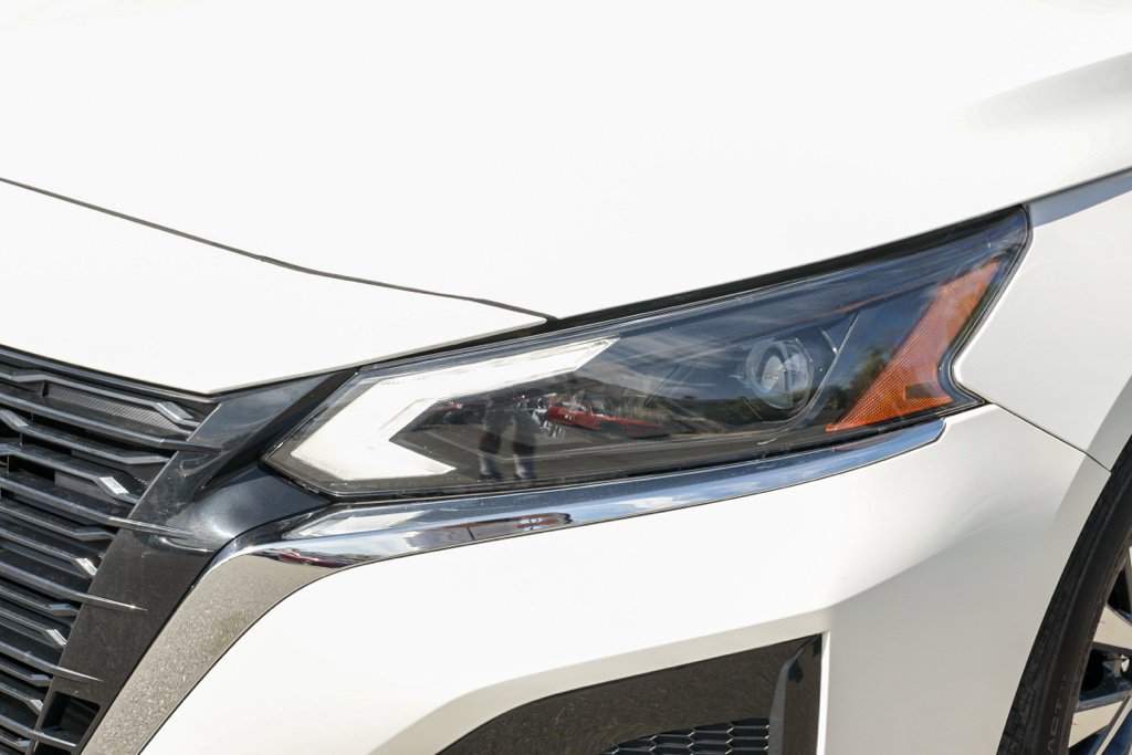 Used 2023 Nissan Altima 2.5 SV FWD image 12